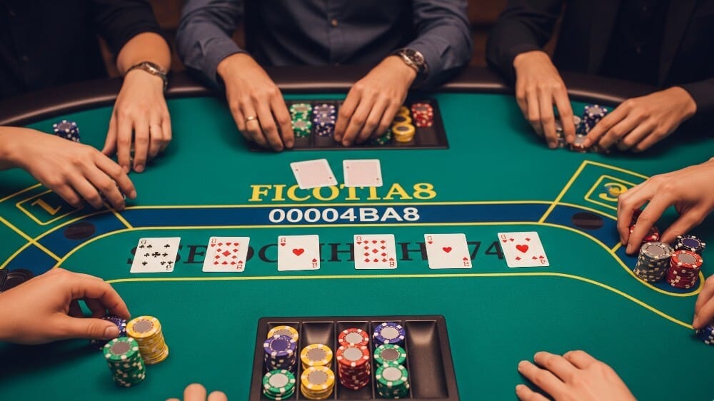 Gambar overhead meja poker live dengan pemain menempatkan taruhan strategis, menunjukkan posisi duduk dan ukuran taruhan yang bervariasi dengan strategi poker online masing-masing.